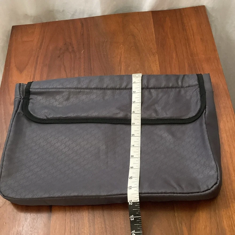 Solo black classic messenger bag